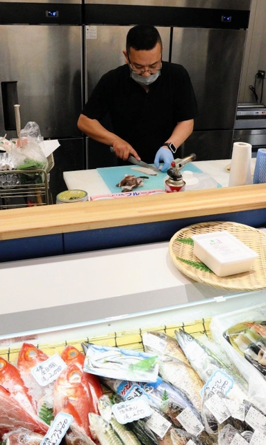 鮮魚は客の要望があれば目の前でさばく。色んな食べ方をアドバイスしてくれる＝山之魚屋