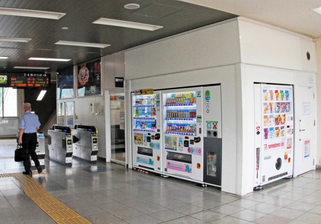 市が無償で貸し出し予定の改札前のコンビニ店跡地。現在は自動販売機が並ぶ＝ＪＲ篠山口駅