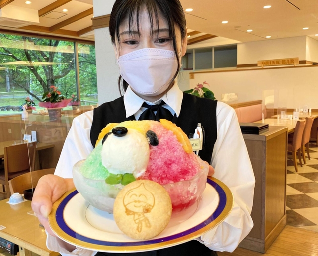新メニューのカラフルな「虹くまかき氷」。交流サイト（ＳＮＳ）でも映えそうだ＝ユニトピアささやま