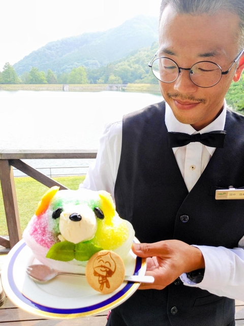 新メニューのカラフルな「虹くまかき氷」。交流サイト（ＳＮＳ）でも映えそうだ＝ユニトピアささやま