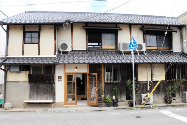 ゲストハウス「ｕｎｅ」の外観。古民家の趣を残すよう心掛けた＝丹波篠山市北新町
