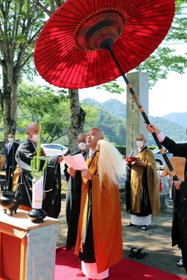 晋山式に臨む渡辺正規新住職（中央）＝達身寺