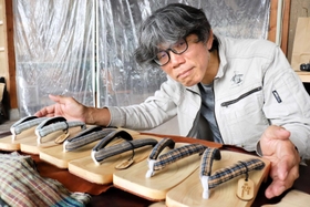丹波産、兵庫県産にこだわった「丹波下駄」と開発した衣川武伸さん＝シグラベース
