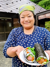民宿「うめたんＦＵＪＩ」を営む梅谷美知子さんと「鹿カツ巻き寿司」＝丹波篠山市大藤