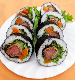 民宿「うめたんＦＵＪＩ」の「鹿カツ巻き寿司」