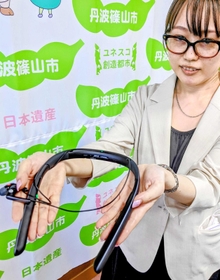 窓口に配置された首掛け式の「集音器」＝丹波篠山市役所