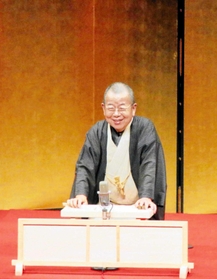 「ふるさと独演会」で話芸を披露する桂文珍さん＝２０２１年７月、丹波篠山市立田園交響ホール