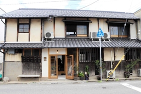 ゲストハウス「ｕｎｅ」の外観。古民家の趣を残すよう心掛けた＝丹波篠山市北新町