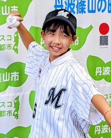 始球式の投手役に選ばれた宮田和奏さん＝丹波篠山市役所