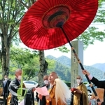 晋山式に臨む渡辺正規新住職（中央）＝達身寺