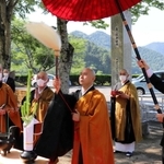 晋山式に臨む渡辺正規新住職（中央）＝達身寺