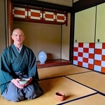 自作の茶わんを手にしたピーター・ハーモンさん＝丹波篠山市の自宅広間