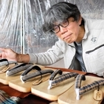 丹波産、兵庫県産にこだわった「丹波下駄」と開発した衣川武伸さん＝シグラベース