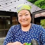 民宿「うめたんＦＵＪＩ」を営む梅谷美知子さんと「鹿カツ巻き寿司」＝丹波篠山市大藤