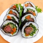 民宿「うめたんＦＵＪＩ」の「鹿カツ巻き寿司」