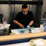 鮮魚は客の要望があれば目の前でさばく。色んな食べ方をアドバイスしてくれる＝山之魚屋