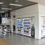 市が無償で貸し出し予定の改札前のコンビニ店跡地。現在は自動販売機が並ぶ＝ＪＲ篠山口駅
