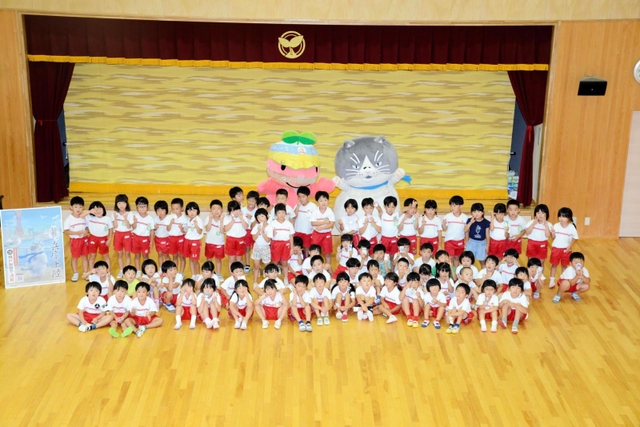 認定こども園ふたばの園児らと交流し、記念撮影するマル（右）とちーたん＝丹波市氷上町常楽