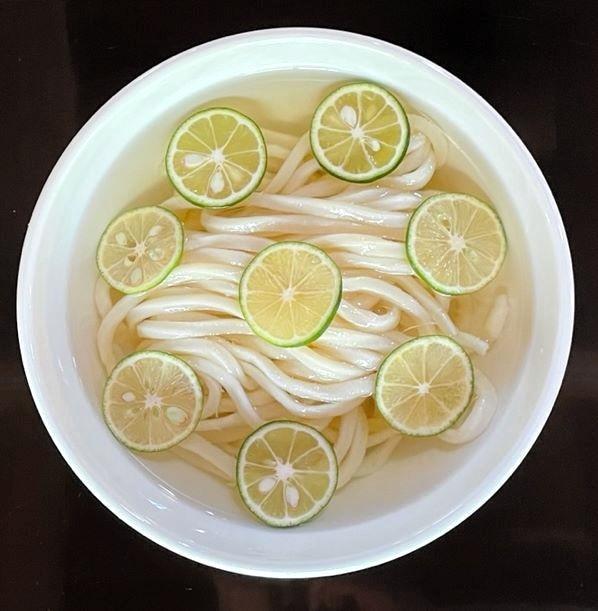 「白椿」のすだちうどん