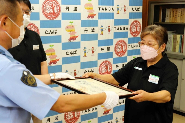 積極的な声かけで詐欺を防いだ西脇早苗さん（右）に、丹波署の長尾恭志署長から感謝状が贈られた＝丹波市柏原町柏原