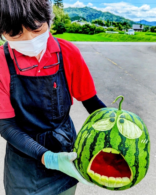 大山スイカでジャック・オ・ランタンを作成した販売員の女性＝丹波篠山市一印谷