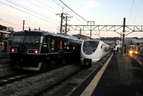 ＪＲ石生駅に入った（左から）観光列車「ウエストエクスプレス銀河」、特急こうのとり２６号、福知山行き普通列車＝１日午後、丹波市氷上町石生