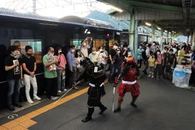 ＪＲ石生駅ホームで観光列車「ウエストエクスプレス銀河」の乗客に披露された甲冑武者の演武＝１日午後、丹波市氷上町石生
