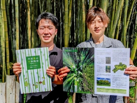 竹林整備のための冊子「丹波篠山　竹取物語」を発行した菊川さん（右）＝丹波篠山市南新町