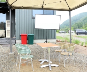 プロジェクターやスクリーンも用意されている＝丹波篠山市遠方