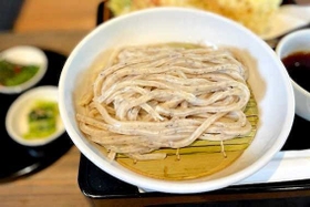 自ら栽培した黒豆をひき、練り込んだ「黒豆ざるうどん」＝丹波篠山市大山宮