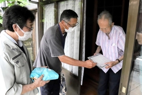 高齢者の自宅を回り、非常食などを手渡す民生委員ら＝丹波市柏原町南多田