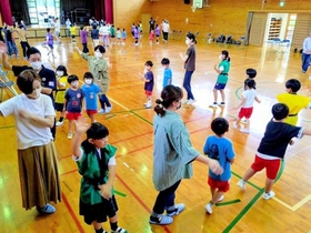 児童たちが住民に多紀町音頭を伝授した講習会＝丹波篠山市草ノ上、多紀小学校