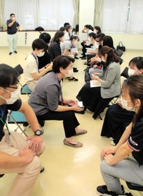 意見交換する参加者たち。それぞれ高齢者や障害者の福祉などの分野で支援に取り組んでいる＝氷上住民センター