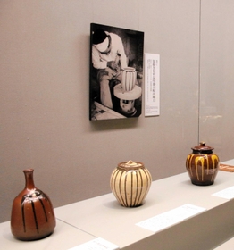 河井寛次郎が手がけた「流描壺」（右）と河井が参考にした技法で制作された丹波焼の壺（中央）、徳利（左）＝中之島香雪美術館