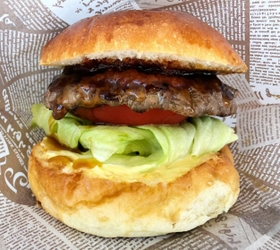 「ＨＥＬＬＳ　ＢＵＲＧＥＲ」のハンバーガー（丹波市商工会提供）