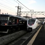 ＪＲ石生駅に入った（左から）観光列車「ウエストエクスプレス銀河」、特急こうのとり２６号、福知山行き普通列車＝１日午後、丹波市氷上町石生