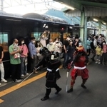 ＪＲ石生駅ホームで観光列車「ウエストエクスプレス銀河」の乗客に披露された甲冑武者の演武＝１日午後、丹波市氷上町石生