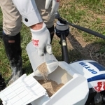 機体に除草剤を入れ、準備完了＝丹波篠山市小多田