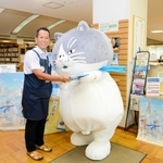 中央図書館を訪問し、絵本を手渡すマル＝丹波市氷上町常楽