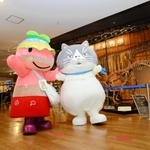 丹波竜のレプリカに圧倒されるマル（右）＝丹波市山南町谷川、丹波竜化石工房「ちーたんの館」