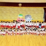 認定こども園ふたばの園児らと交流し、記念撮影するマル（右）とちーたん＝丹波市氷上町常楽