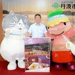 林時彦市長（中央）とちーたん（右）と記念撮影をするマル＝丹波市役所