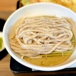 自ら栽培した黒豆をひき、練り込んだ「黒豆ざるうどん」＝丹波篠山市大山宮
