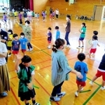 児童たちが住民に多紀町音頭を伝授した講習会＝丹波篠山市草ノ上、多紀小学校