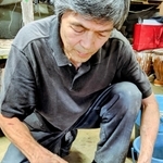 化粧土で自作に模様を描く陶芸家柴田雅章さん＝丹波篠山市鷲尾の工房
