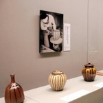 河井寛次郎が手がけた「流描壺」（右）と河井が参考にした技法で制作された丹波焼の壺（中央）、徳利（左）＝中之島香雪美術館