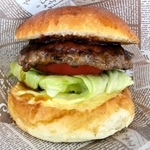 「ＨＥＬＬＳ　ＢＵＲＧＥＲ」のハンバーガー（丹波市商工会提供）