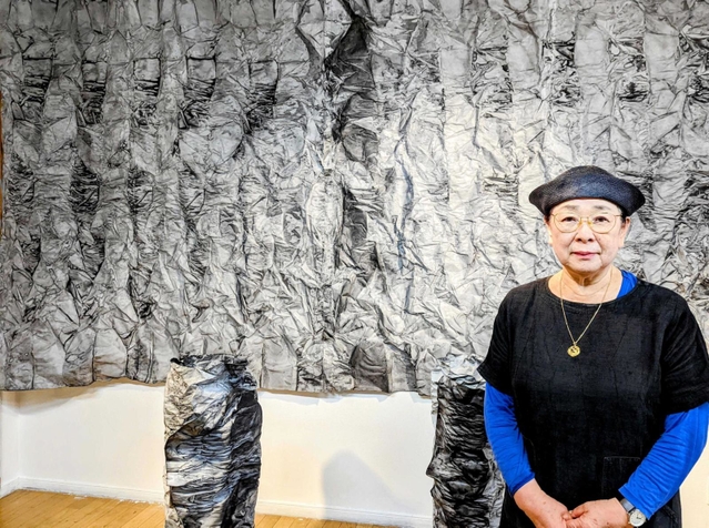 工房で、波打つような大作の前に立つ藤原さん。「墨と遊び戯れてきた」と語る＝丹波篠山市古市