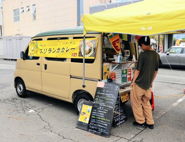 スリランカカレーのキッチンカー＝丹波市柏原町母坪