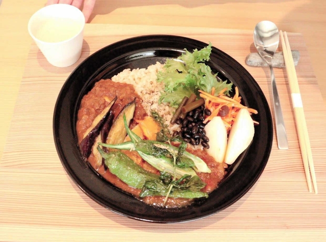 鹿肉カレー。オーダーメードの丹波焼の黒い器が料理を引き立たせる＝丹波篠山市古市、素滋食堂